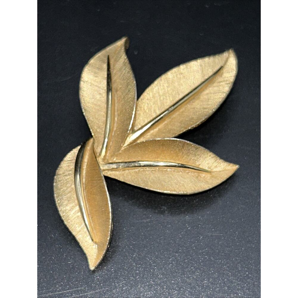 Signed Crown TRIFARI Gold-tone Textured Leaf Shape Pin Brooch Trifanium